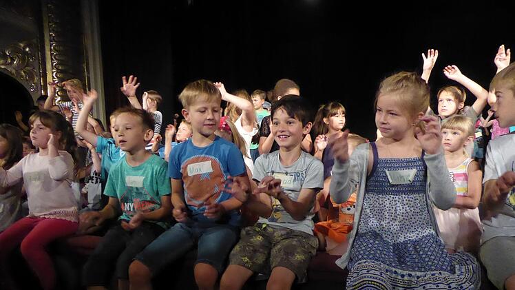 Ein Monumentalwerk aus Theater, Musik und Tanz führen Schüler der Sinnberg-Grundschule, der Anton-Kliegl-Mittelschule, des Jack-Steinberger-Gymnasiums, des Kinder- und Jugendchors der Herz-Jesu-Kirche und der Musikschule am Sonntag, 9. Juli im Kissinger Kurtheater. Foto: Gerhild Ahnert