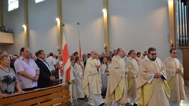 Vom Elternhaus hatte ein langer Zug Neupriester Christian Müllner in die St.-Michaels-Kirche geleitet.