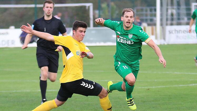 Loris Vogel (links) von der SpVgg Bayern Hof bringt in dieser Szene den Sander Sebastian Wagner zu Fall. Nach dem 2:1-Erfolg in der Bayernliga rechnen sich die Korbmacher auch im Ausw&auml;rtsspiel am Samstag um 16 Uhr beim ATSV Erlangen etwas aus. Ralf Naumann