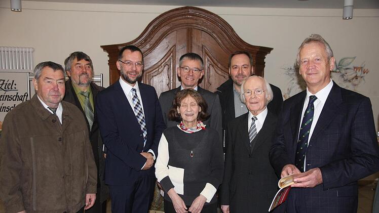 Die Verantwortlichen (v. l.):  Mesner Georg Schmitt Mesner, PGR-Vorsitzender Hans Ponner, Matthias Schulz, Elisabeth Rohlf,  Zweiter Vorsitzender  des Orgelvereins Andre Kaup, Pfarrer Jürgen Dellermann,  Orgelbauer Johannes Rohlf,  Heimo Ertl (Mitautor Festschrift)  Foto: Franz Galster