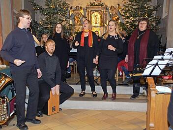 Die Gospelgruppe Schleichach sang internationale Gospels. Heiko Kröner (links) leitet nicht nur die Gospelgruppe, sondern organisiert auch die "Schleichacher Weihnacht". Fotos: Sabine Weinbeer