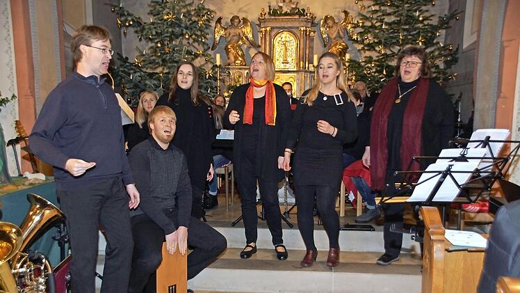 Die Gospelgruppe Schleichach sang internationale Gospels. Heiko Kröner (links) leitet nicht nur die Gospelgruppe, sondern organisiert auch die "Schleichacher Weihnacht". Fotos: Sabine Weinbeer