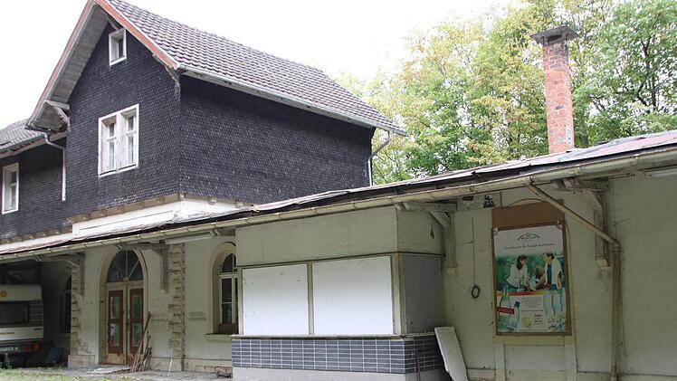 Bereits seit 12 Jahren veraltet: Plakat an der Rückseite des Staatsbad-Bahnhofes.