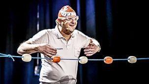 Bademeister Rudi Schaluppke als Bademeister Robbi Pawlik Foto: gg