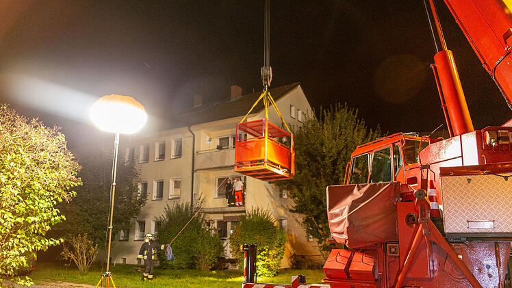 Feuerwehr muss schweren Patienten mit Kran aus Wohnung holen