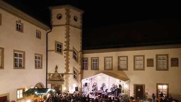 Nach zwei Jahren cornonabedingter Pause gab es in M&uuml;nnerstasdt endlich wieder den adventlichen Markt "Weihnachten im Schloss". Foto: Heike Beudert