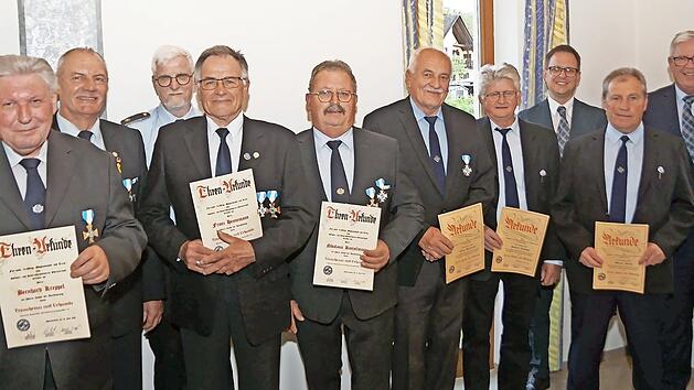 Die Geehrten f&uuml;r 50- und 55-j&auml;hrige Mitgliedschaft mit den Mandatstr&auml;gern Gerhard Senger und Karl Heinz J&auml;ger (Zweiter und Dritter von links), Robert Fischer und Andreas Hofmann (Erster und Dritter von rechts).