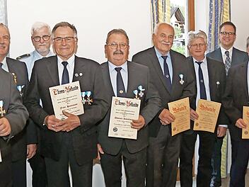 Die Geehrten f&uuml;r 50- und 55-j&auml;hrige Mitgliedschaft mit den Mandatstr&auml;gern Gerhard Senger und Karl Heinz J&auml;ger (Zweiter und Dritter von links), Robert Fischer und Andreas Hofmann (Erster und Dritter von rechts).