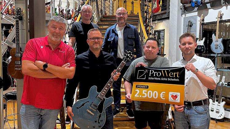 Aktion in Bamberg: Gibson-Gitarre bringt gutem Zweck &uuml;ber 2000 Euro