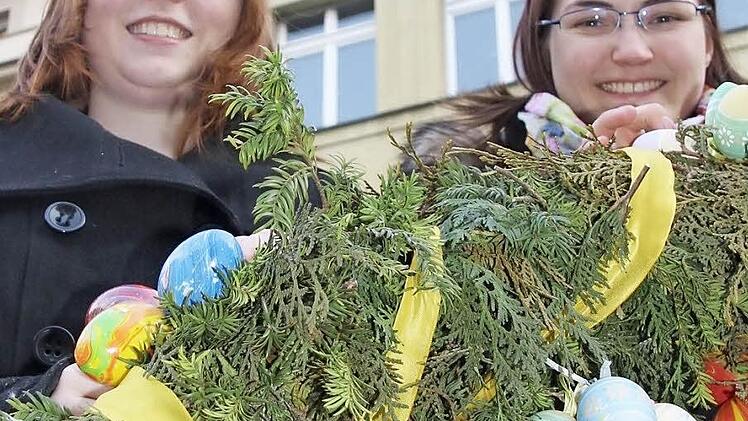 Gärtnerkönigin Kristina Muther (links) und Isabel Witt, Weinprinzessin in Sickershausen, bestückten den Kiliansbrunnern mit bunten Ostereiern.