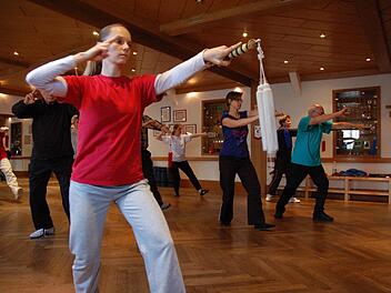 Ina Packert rtainiert mit Schülern den "32er Schwertkampf aus dem Yang Stil". Fotos: Rainer Lutz