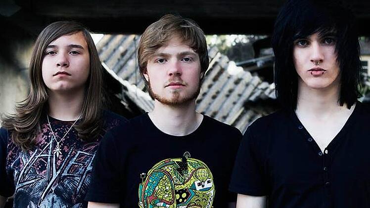 Tear Apart haben in ihrem Repertoire eigene und Coversongs.