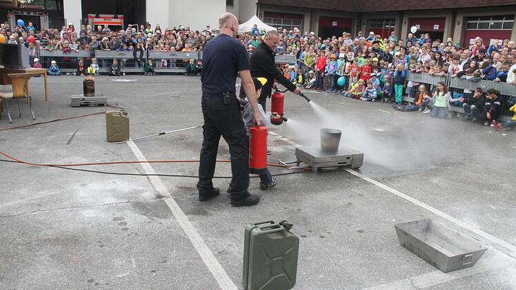 Eine Papiertonne zu löschen durften auch die Zuschauer üben. Foto: Michael Busch