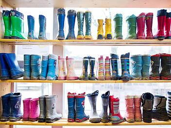 Im Kreis Haßberge bleiben die Schuhregale in den Kindertageseinrichtungen voll: Hier wird nicht gestreikt.Foto: Julian Stratenschulte/dpa