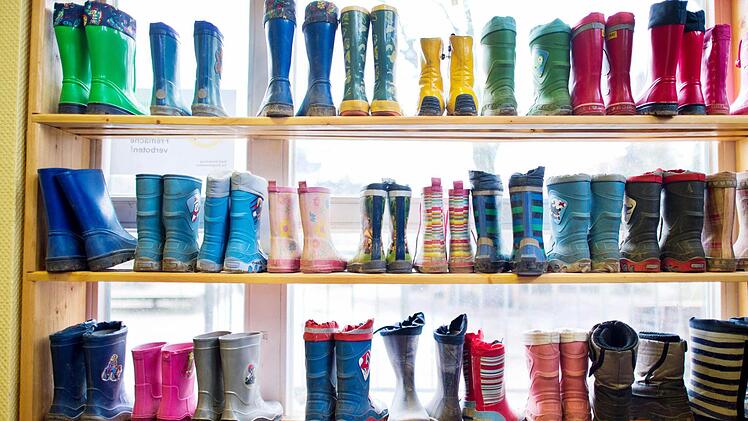 Im Kreis Haßberge bleiben die Schuhregale in den Kindertageseinrichtungen voll: Hier wird nicht gestreikt.Foto: Julian Stratenschulte/dpa