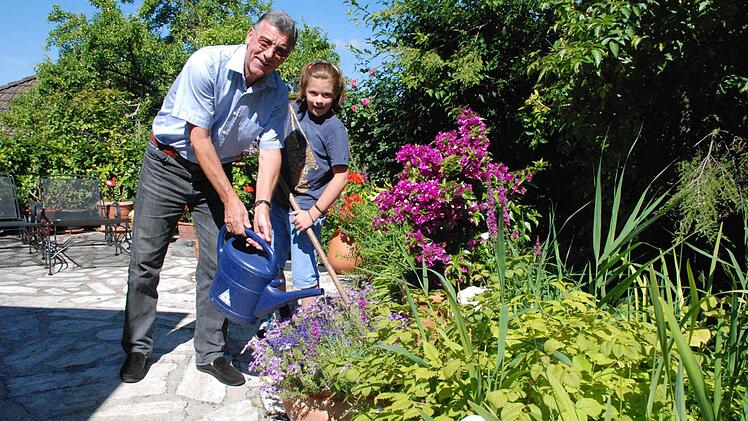 Ein eingespieltes Team: Gerhard Preß und sein Enkel Julius bei der Gartenarbeit  Foto: Christiane Lehmann
