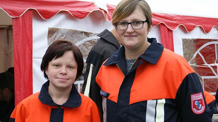 Tanja Wüstenhöfer aus Weisbrunn (rechts) und Vanessa Kümmel aus Limbach sind engagierte und überzeugte Feuerwehrfrauen.