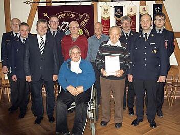 Seit 70 Jahren gehört Albert Gremer (Vierter von rechts) der Feuerwehr Birnbaum an. Reinhard Ebertsch und Reinhold Beetz (Fünfter und Sechster von links) sowie Engelberth Zwosta (sitzend) wurden für 40 Jahre geehrt. Mit im Bild (von links) Kreisbrandinspektor Hans-Ulrich Müller, Thomas Kräußling, Bürgermeister Gerhard Wunder, Bernd Löffler, Kommandant Günter Müller, Vorsitzender Wolfgang Welscher und Zweiter Vorsitzender Michael Welscher  Fotos: Susanne Deuerling