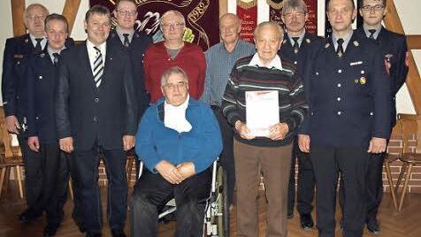 Seit 70 Jahren gehört Albert Gremer (Vierter von rechts) der Feuerwehr Birnbaum an. Reinhard Ebertsch und Reinhold Beetz (Fünfter und Sechster von links) sowie Engelberth Zwosta (sitzend) wurden für 40 Jahre geehrt. Mit im Bild (von links) Kreisbrandinspektor Hans-Ulrich Müller, Thomas Kräußling, Bürgermeister Gerhard Wunder, Bernd Löffler, Kommandant Günter Müller, Vorsitzender Wolfgang Welscher und Zweiter Vorsitzender Michael Welscher  Fotos: Susanne Deuerling