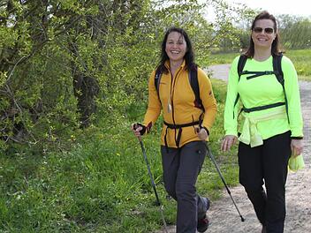 Einen tollen Wandertag erlebten Christine Fischer(rechts) und Dagmar Besand beim 5. Frankenwald-Wandermarathon. Bei Kilometer 17 am Mainzusammenfluss fühlen sich beide noch frisch und fit. Foto: Alexander Hartmann