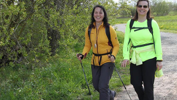 Einen tollen Wandertag erlebten Christine Fischer(rechts) und Dagmar Besand beim 5. Frankenwald-Wandermarathon. Bei Kilometer 17 am Mainzusammenfluss fühlen sich beide noch frisch und fit. Foto: Alexander Hartmann