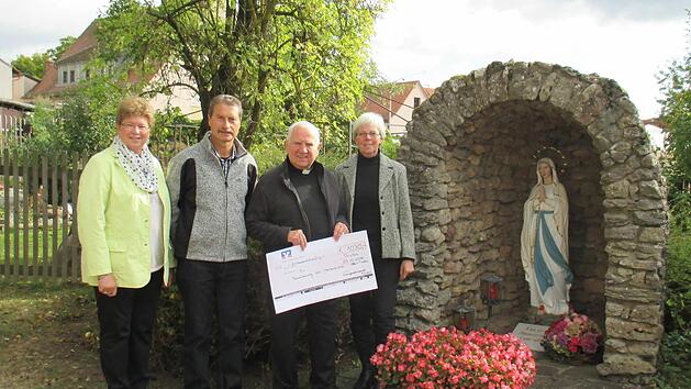 Bei der Spenden&uuml;bergabe: Sieglinde B&uuml;rger, Walter Hugo, Pfarrer Karl-Theodor Maurer und Paula Kolb.  Foto: Heike Manger