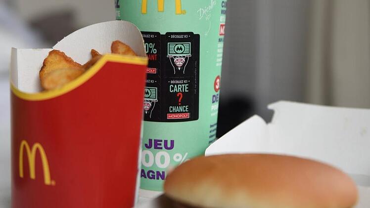 Nach einer langen Nacht suchten am frühen Sonntagmorgen zwei Männer einen McDonalds in Bamberg auf. Dort lieferten sie sich eine Essensschlacht und wurden verbal ausfällig. Symbolfoto: unsplash.com/Thibaulz Penin