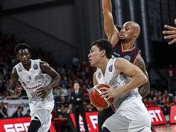 Der Mexikaner Francisco Cruz (mit Ball) entriss den Bambergern im Hinspiel in letzter Sekunde den Sieg. Maurice Stuckey ist sicher ein Kandidat,  dem Scharfschützen das Leben schwer zu machen. Foto: Löb