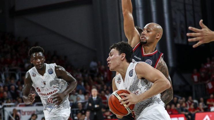 Der Mexikaner Francisco Cruz (mit Ball) entriss den Bambergern im Hinspiel in letzter Sekunde den Sieg. Maurice Stuckey ist sicher ein Kandidat,  dem Scharfschützen das Leben schwer zu machen. Foto: Löb