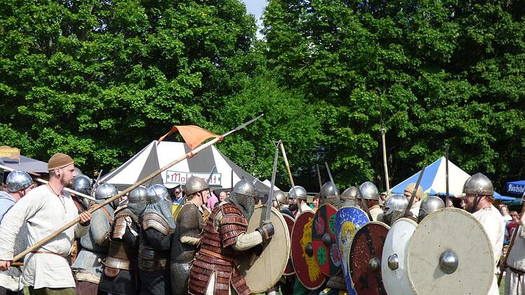 Sie spielen die historisch nachgewiesenen Feldschlacht zwischen den  Truppen König Heinrichs und Hezilos von Schweinfurt  nach.   Foto: Thomas Weichert