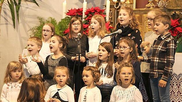 Auch die j&uuml;ngsten S&auml;nger trugen zum Erfolg des Adventskonzerts bei. Der Weingartser Kinderchor bezauberte mit seinem Auftritt. Foto: Franz Galster