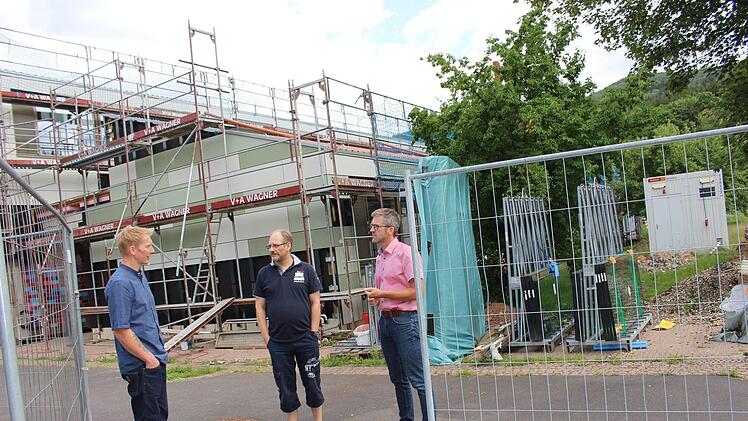 Jochen Vogel (von rechts), Konrektor Marco Genzler und Peter Karl vom städtischen Baubüro begutachten die Baustelle. Foto: Julia Raab