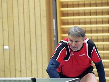 Beim 6:6 gegen den TTC Hof blieb der Teuschnitzer Friedel Tomaschko in seinen beiden Einzeln unbezwungen.  Foto: Hans Franz