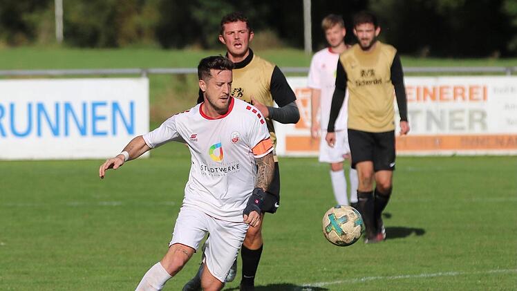 Hausens Kapitän Tobias Burigk läuft seinen Kontrahenten von Jahn Winkels davon.  Foto: Sebastian Schmitt