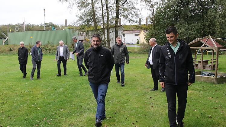 Beim Rundgang (von links): stellvertretender Regierungspräsident Thomas Engel,  Holger Gundermann, Karl Krapf, Christian Gunsenheimer, Dritter Vorsitzender  Franz Püschel, Martin Stingl, Simon Weber Foto: Michael Stelzner