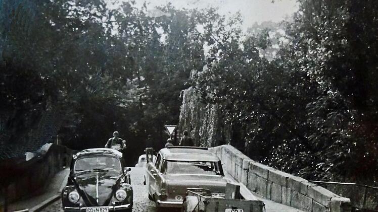 Ein Foto als Einladung zur Zeitreise: So sah es 1963 auf der Judenbrücke aus - dichter Gegenverkehr. Seit 1983 dürfen hier nur noch Anlieger fahren.