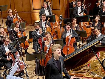 Die Bamberger Symphoniker unter der Leitung von Krzysztof Urbanski und  Pianist Jan Lisiecki beim Abschlusskonzert des Kissinger Sommers 2022 im Max-Littmann-Saal des Regentenbaus.