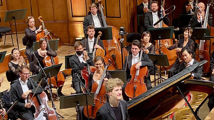 Die Bamberger Symphoniker unter der Leitung von Krzysztof Urbanski und  Pianist Jan Lisiecki beim Abschlusskonzert des Kissinger Sommers 2022 im Max-Littmann-Saal des Regentenbaus.