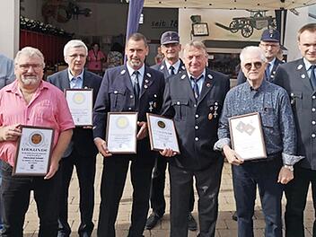 Verschiedene Ehrungen standen bei der FFW Poppendorf an (v. l.): Peter Reck, Franz-Josef Schmitt, Hans-Jürgen Häfner, Helmut Mauser, Markus Fuhs, Oskar Gügel, Walter Weiß, Roland Schleicher, Vorsitzender Markus Kupfer und Kommandant Mathias Mauser.