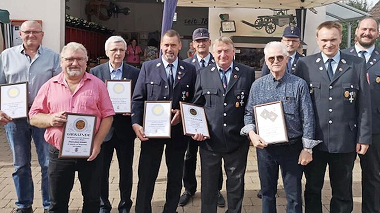 Verschiedene Ehrungen standen bei der FFW Poppendorf an (v. l.): Peter Reck, Franz-Josef Schmitt, Hans-Jürgen Häfner, Helmut Mauser, Markus Fuhs, Oskar Gügel, Walter Weiß, Roland Schleicher, Vorsitzender Markus Kupfer und Kommandant Mathias Mauser.