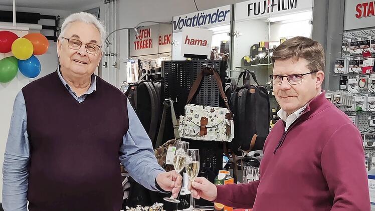 Unser Bild zeigt Firmengründer Günter Hanff (links) mit dem heutigen Inhaber Steffen Hirschmann.