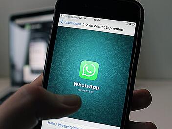 WhatsApp birgt Risiken für Kinder, die Eltern oft nicht bewusst sind.