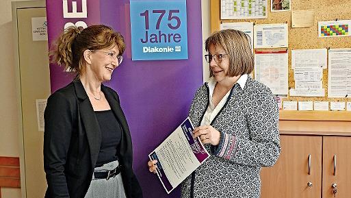 Zusammen mit der Leiterin des Betreuungsvereins, Martina Wegner (r.), eröffnete die geschäftsführende Vorsitzende des Diakonischen Werks KLM, Karin Pfadenhauer, das neue Büro der Diakonie in der Schwabenstraße 20 in Lichtenfels.