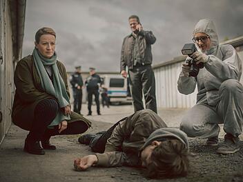 In ihrem letzten gemeinsamen Fall müssen Rechtsmedizinerin Dr. Theresa Wolff (Nina Gummich, links) und Hauptkommissar Bruno Lewandowski (Aurel Manthei) den Mord an einem jungen Mann aufklären, der vermutlich im Zusammenhang mit einer neuen synthetischen Droge starb.