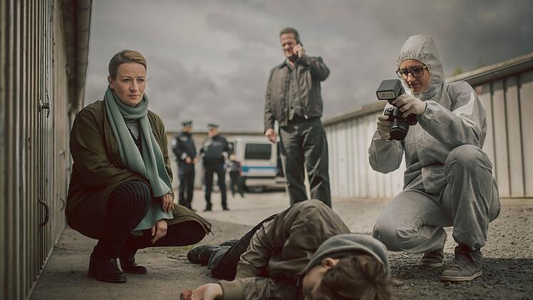 In ihrem letzten gemeinsamen Fall müssen Rechtsmedizinerin Dr. Theresa Wolff (Nina Gummich, links) und Hauptkommissar Bruno Lewandowski (Aurel Manthei) den Mord an einem jungen Mann aufklären, der vermutlich im Zusammenhang mit einer neuen synthetischen Droge starb.