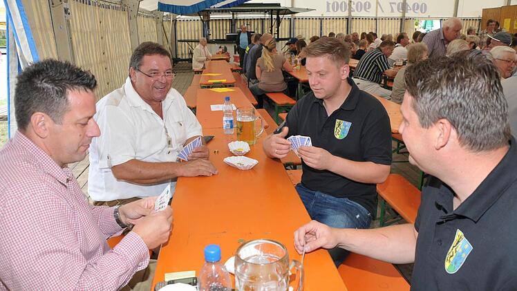Kurz oder lang - ein kleiner Schafkopf geht immer zusammen.