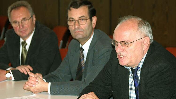 Im November wurde die Zukunft der Bundesforschung am Standort Kulmbach heiß diskutiert. Bei einem Pressegespräch legte der kommissarische Anstaltsleiter Fritz Johannes (rechts) damals dar, dass das neue Rahmenkonzept der Bundesforschung einen Ausbau der Wissenschaftlerstellen zu Lasten der Verwaltungskräfte vorsieht. Doch bislang werden ausscheidende Mitarbeiter nicht ersetzt und die Durchführung des 50. Lehrgangs für agrartechnische Assistenten scheitert an der prekären Personalsituation. Mi...