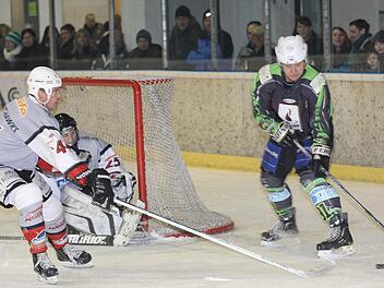 Übernimmt bei den Kissinger Wölfen Verantwortung auf und neben dem Eis: Thomas Berndaner (links). Foto: Ralf Naumann