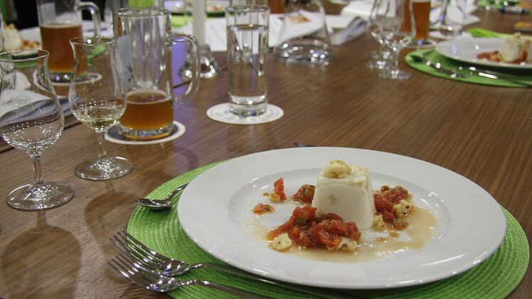 Bieriges Essen auf völlig neue Weise: Im Blumenkohlparfait mit Tomatenvinaigrette ist helles Weißbier