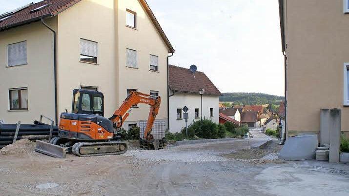 Mit Hochdruck wird an der Ortsdurchfahrt Höfen/Höfenneusig gearbeitet. Als Dorferneuerungsmaßnahme bekommt die Straße ein neues schöneres Gesicht. 500 000 Euro sind dafür im Haushalt eingestellt. Foto: rn